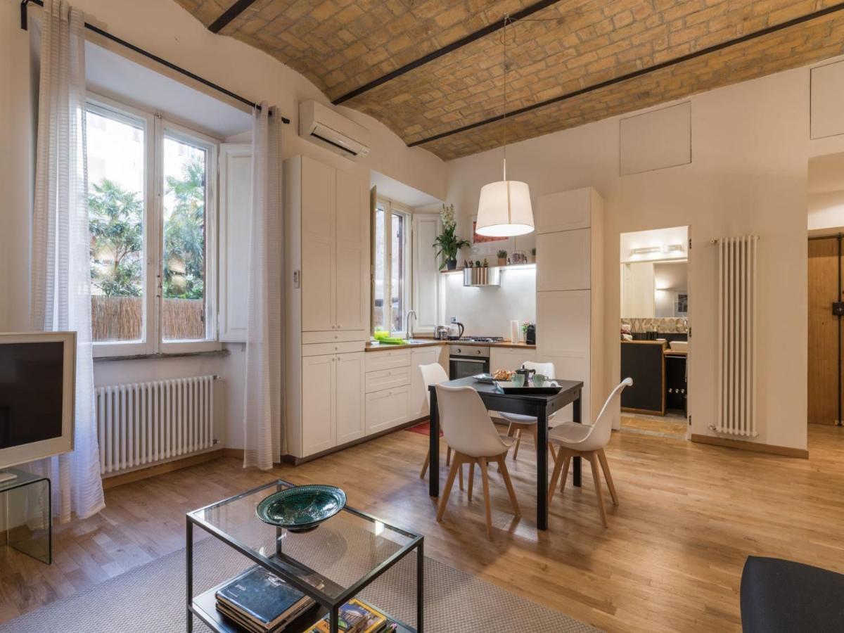 The Best Rent - Elegant Flat Near Colosseum Rome Bagian luar foto