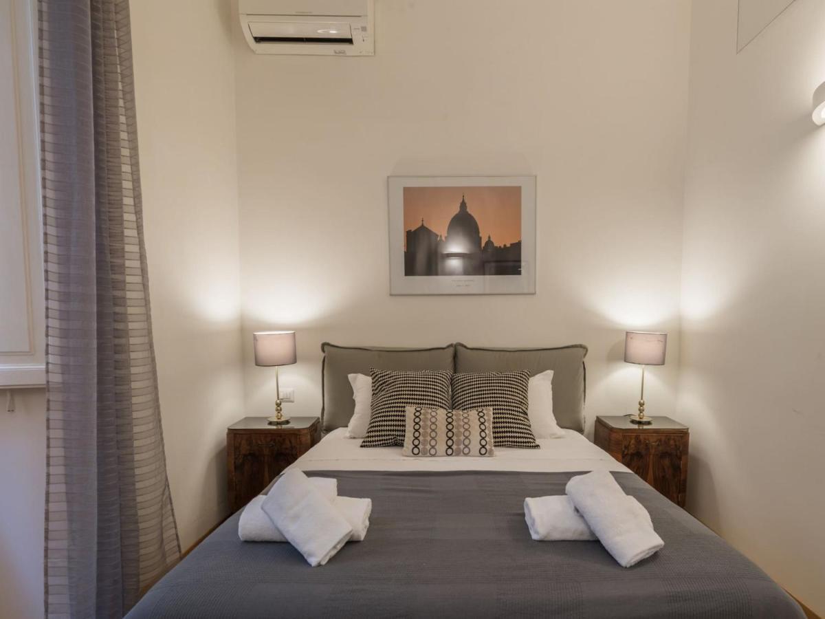 The Best Rent - Elegant Flat Near Colosseum Rome Bagian luar foto