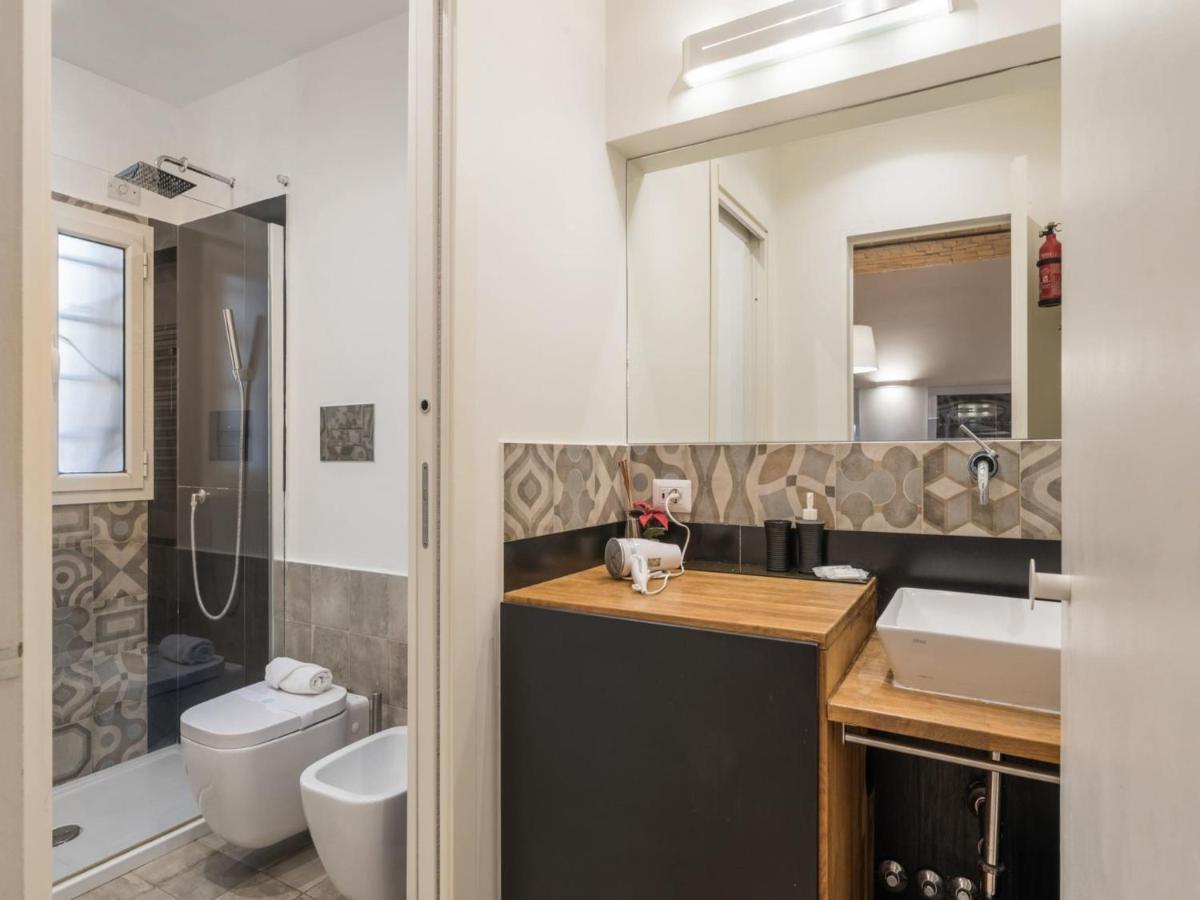 The Best Rent - Elegant Flat Near Colosseum Rome Bagian luar foto